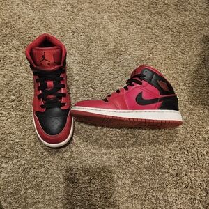 Air Jordan 1 Mid Reverse Bred